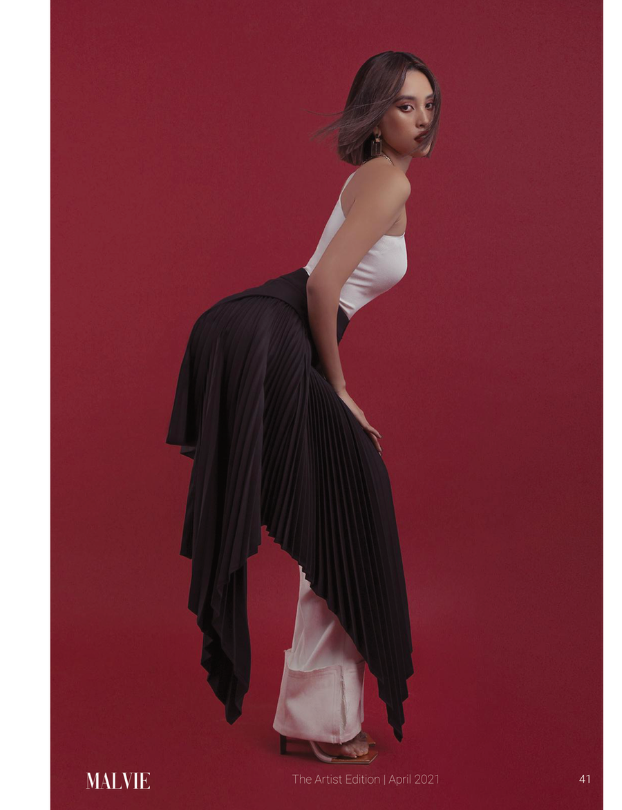 Các bộ trang phục mang hai màu chủ đạo: đen và trắng, hai sắc thái kinh điển biểu trưng cho sự thanh thoát, tinh tế và quyến rũ. Sau khi kết thúc nhiệm kỳ hoa hậu, người đẹp xứ Quảng tự tin diện các trang phục gợi cảm, khoe sắc vóc nổi bật của mình ẢNH: NGUYỄN DU