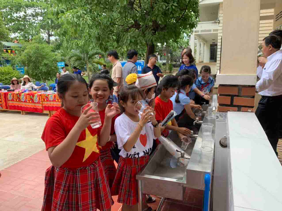 Học sinh vui mừng uống nước từ hệ thống máy lọc nước công nghệ CDI. Ảnh: Vũ Chi Học sinh vui mừng uống nước từ hệ thống máy lọc nước công nghệ CDI. Ảnh: Vũ Chi