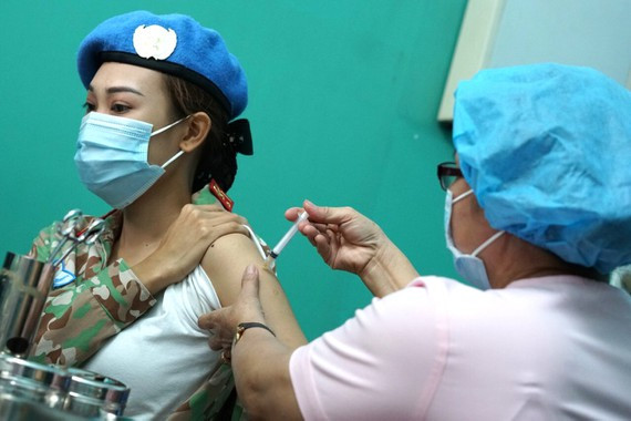 Tiêm vaccine Covid-19 cho quân nhân tại Bệnh viện Quân y 175. Ảnh: HỒ QUANG Tiêm vaccine Covid-19 cho quân nhân tại Bệnh viện Quân y 175. Ảnh: HỒ QUANG