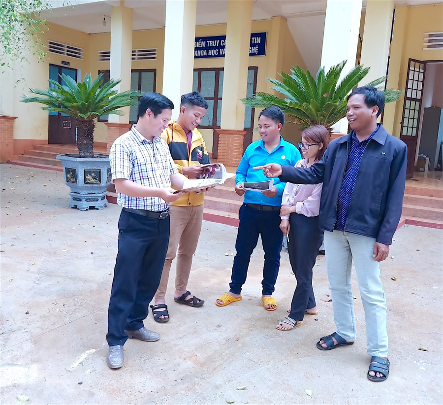 5- Anh Đinh Sang-Phó Chủ tịch UBND xã Kon Chiêng (bìa phải) cùng những người từng trưởng thành từ mô hình trường học “bán trú dân nuôi” năm xưa đang cố gắng chung tay xây dựng quê hương từng ngày. Ảnh: Hồng Thi.