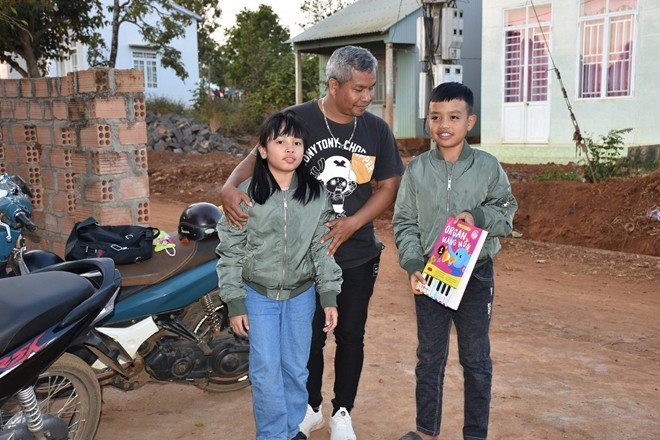 Anh Y Ploi tận tụy với từng đứa trẻ, như muốn thổi vào đó những ước mơ thời trẻ của mình.