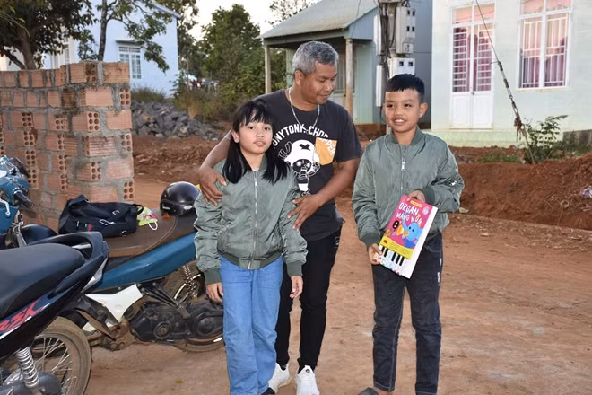 Anh Y Ploi tận tụy với từng đứa trẻ, như muốn thổi vào đó những ước mơ thời trẻ của mình.