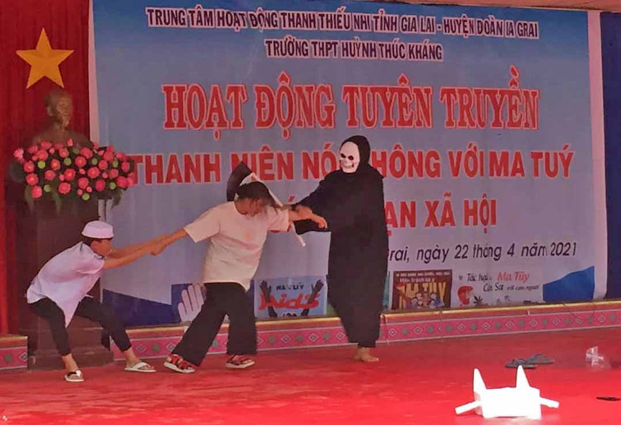 Tiểu phẩm về tệ nạn xã hội được các bạn đoàn viên Trường THPT Huỳnh Thúc Kháng thể hiện tại chương trình. Ảnh: Hà Phương