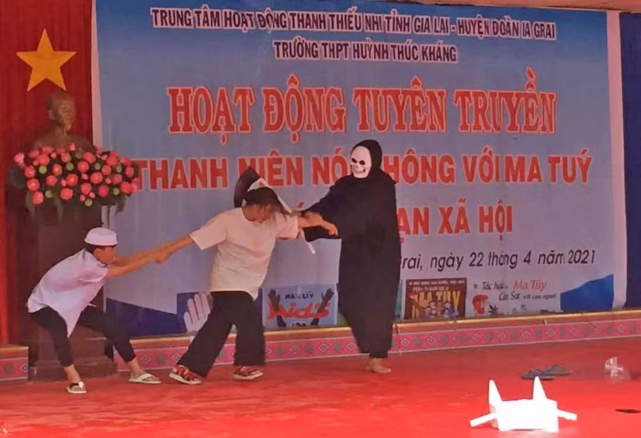 Tiểu phẩm về tệ nạn xã hội được các bạn đoàn viên Trường THPT Huỳnh Thúc Kháng thể hiện tại chương trình. Ảnh: Hà Phương