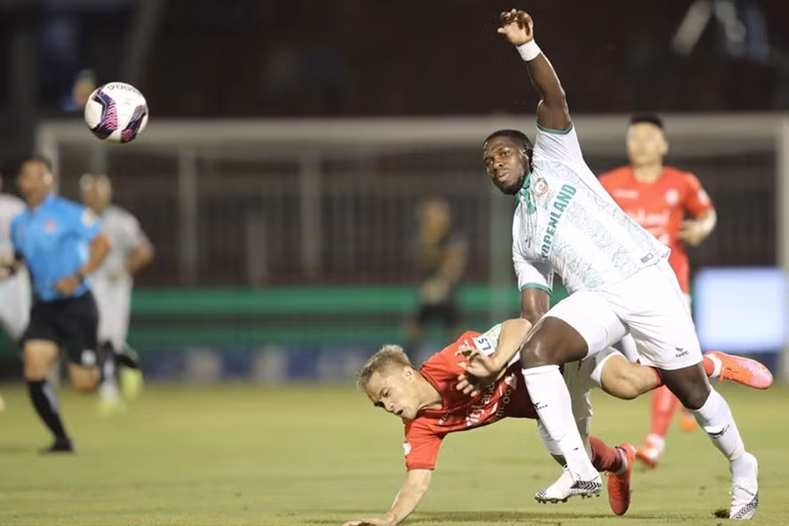 Tiền đạo Rimaro là tiền đạo số 1 của Bình Định lúc này. Thiếu anh, đội sẽ gặp nhiều thử thách trên sân của Hà Tĩnh. Ảnh: VPF.