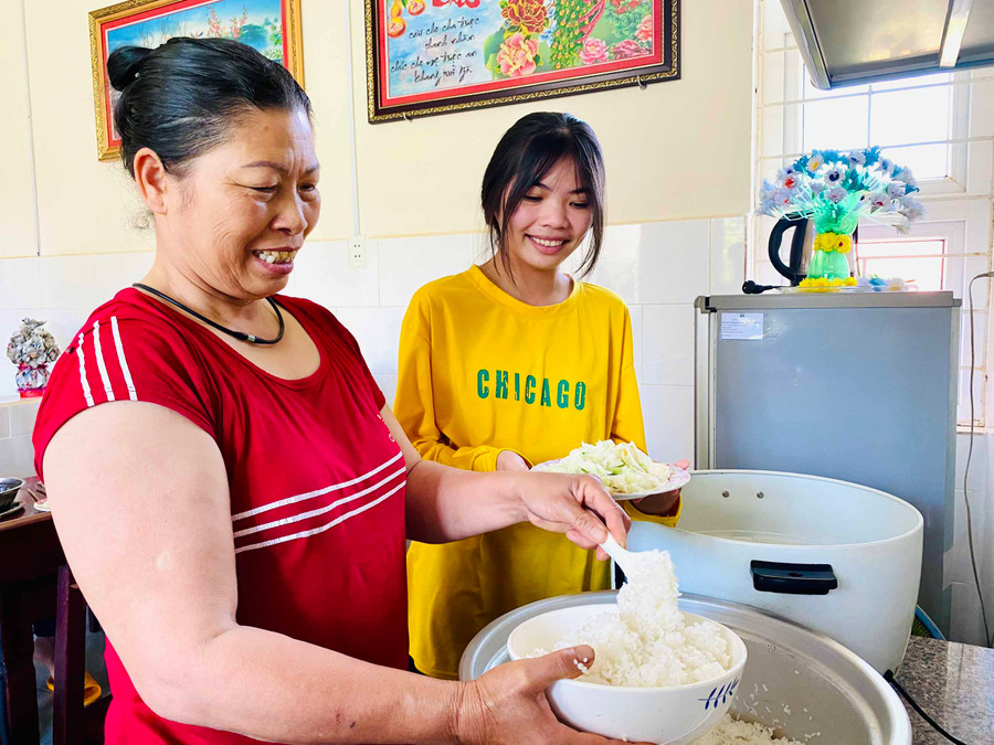 2- Với em Sầm Thị Minh Nguyệt, bà Trần Thị Lương chính là người mẹ tuyệt vời nhất. Ảnh: Hồng Thi.