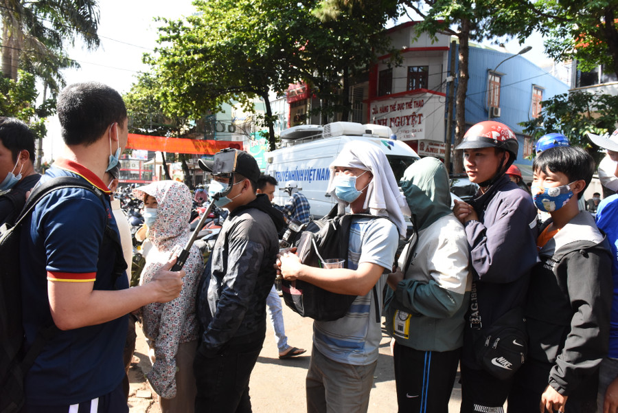 Ông Quý Dương (người ôm ba lo) từ Bình Dương lên tận Gia Lai để xem trận Hoàng Anh Gia Lai-Hà Nội FC. Đứng xếp hàng từ sớm nhưng ông Dương vẫn không biết có mua được vé hay không.