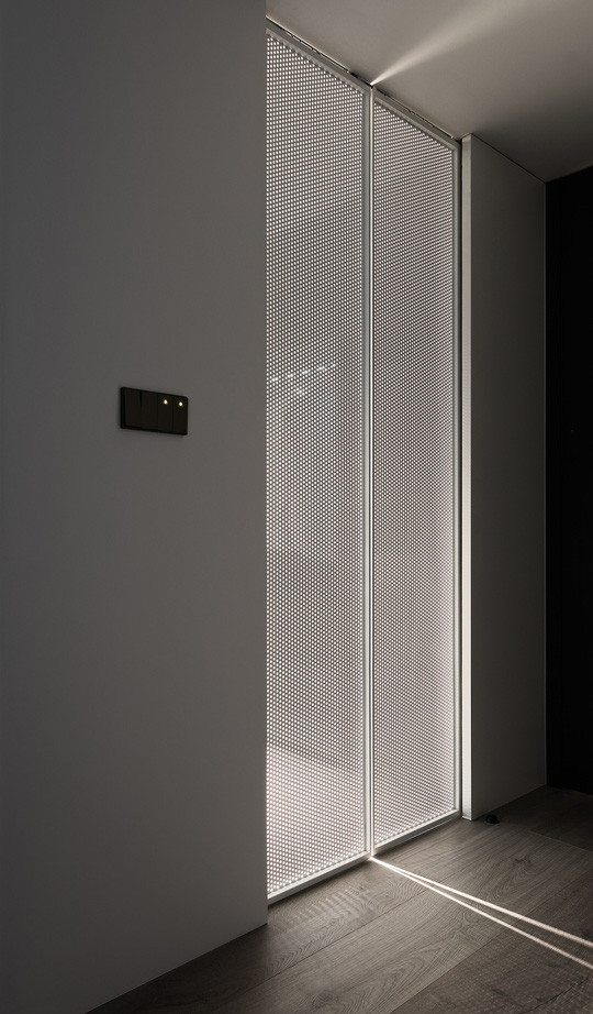 Một điểm độc đáo trong phòng ngủ master là cánh cửa trượt khu thay đồ. Nó làm bằng thép không gỉ dạng tấm, được đục lỗ bằng máy gia công chính xác CNC. Một điểm độc đáo trong phòng ngủ master là cánh cửa trượt khu thay đồ. Nó làm bằng thép không gỉ dạng tấm, được đục lỗ bằng máy gia công chính xác CNC.