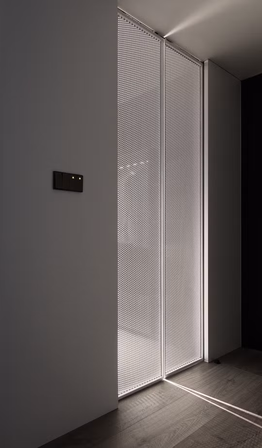 Một điểm độc đáo trong phòng ngủ master là cánh cửa trượt khu thay đồ. Nó làm bằng thép không gỉ dạng tấm, được đục lỗ bằng máy gia công chính xác CNC.