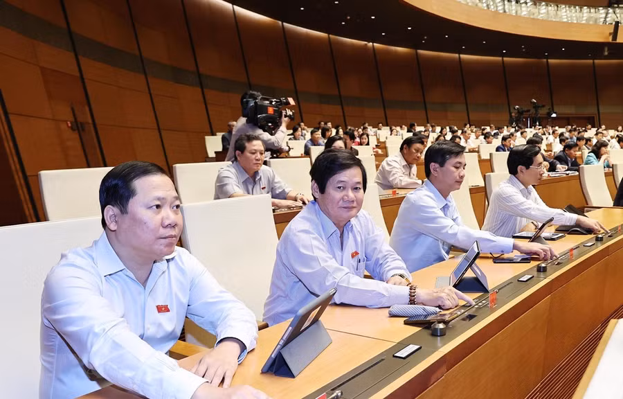  Các đại biểu Quốc hội biểu quyết miễm nhiệm. (Ảnh: Trọng Đức/TTXVN)