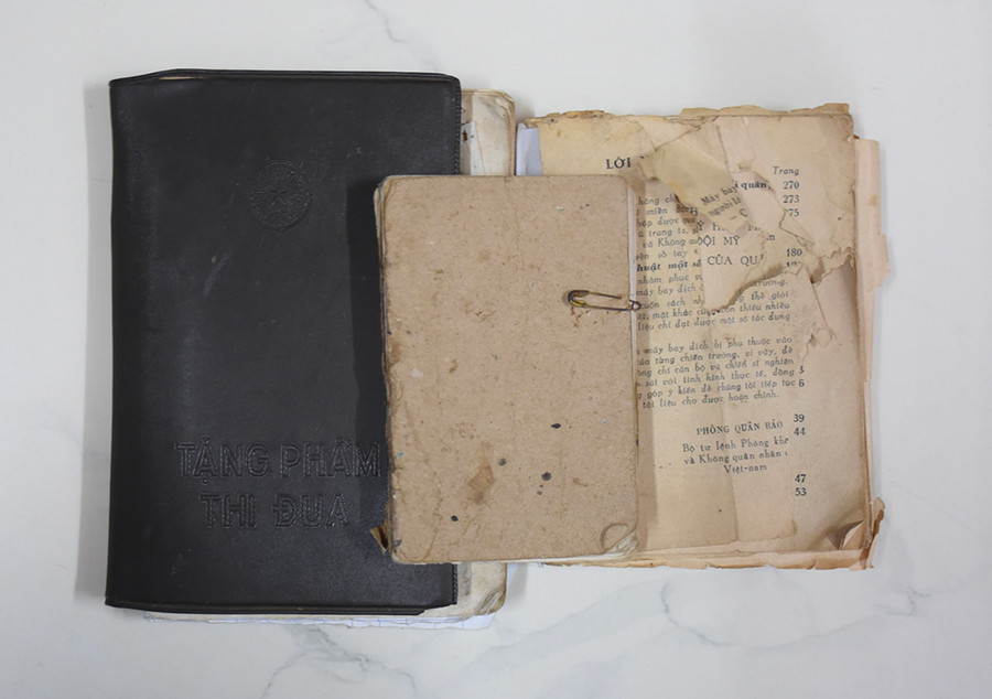 Sau nửa thế kỷ, những cuốn sách, sổ tay vẫn được Anh hùng Nguyễn Văn Nhương gìn giữ cẩn thận như báu vật. Ảnh: Phương Duyên Sau nửa thế kỷ, những cuốn sách, sổ tay vẫn được Anh hùng Nguyễn Văn Nhương gìn giữ cẩn thận như báu vật. Ảnh: Phương Duyên