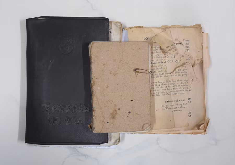 Sau nửa thế kỷ, những cuốn sách, sổ tay vẫn được Anh hùng Nguyễn Văn Nhương gìn giữ cẩn thận như báu vật. Ảnh: Phương Duyên Sau nửa thế kỷ, những cuốn sách, sổ tay vẫn được Anh hùng Nguyễn Văn Nhương gìn giữ cẩn thận như báu vật. Ảnh: Phương Duyên
