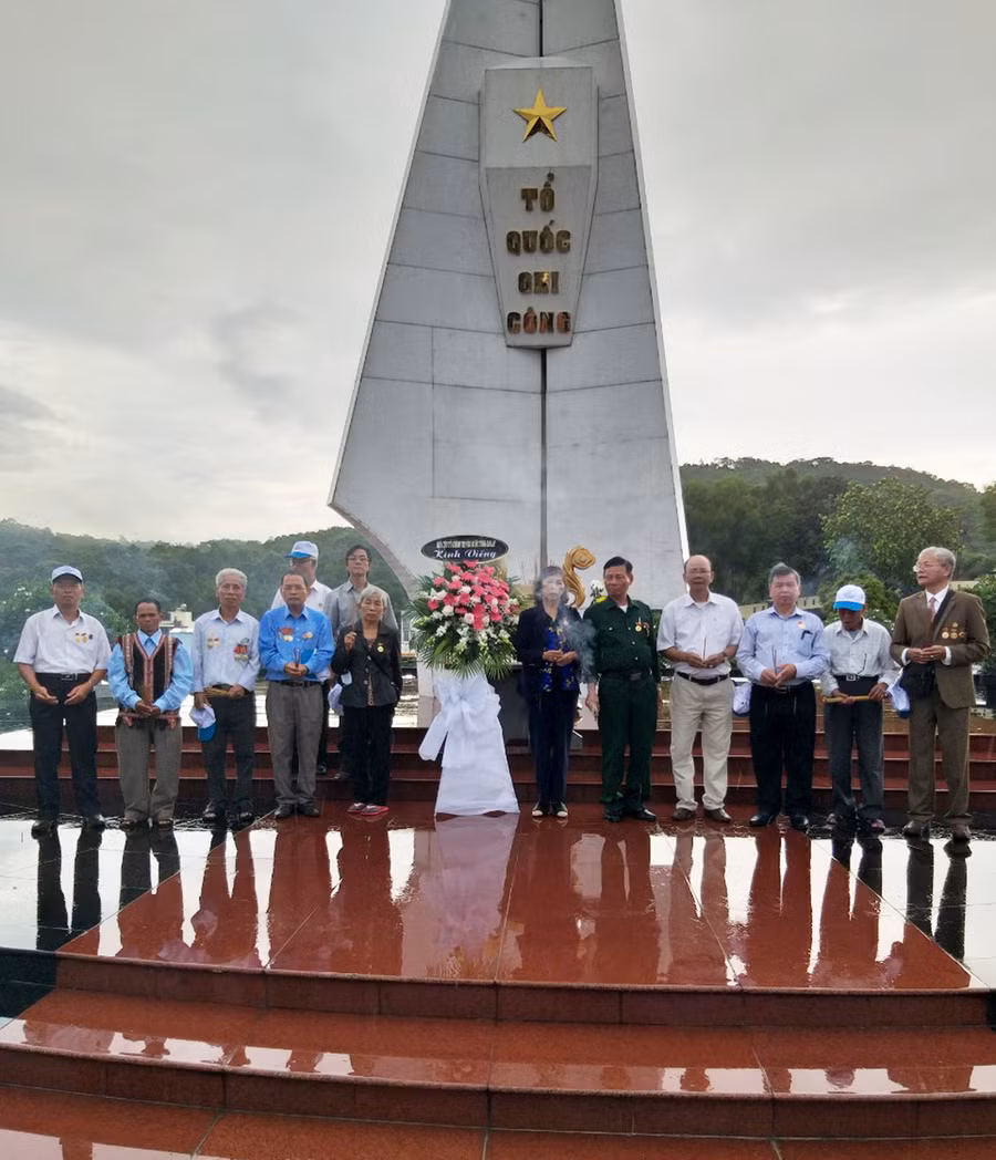  Hội Cựu tù chính trị yêu nước tỉnh dâng hương, dâng hoa tại Nghĩa trang liệt sĩ Phú Quốc. Ảnh: Phan Lài