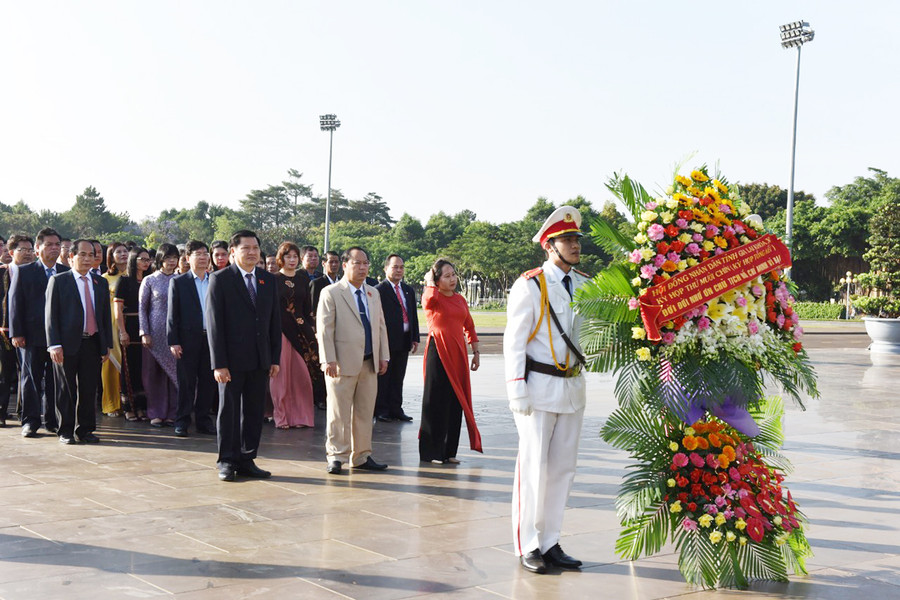 Các đại biểu HĐND tỉnh dâng hoa trước Tượng đài Bác Hồ với các dân tộc Tây Nguyên tại Quảng trường Đại Đoàn Kết. Ảnh: Đức Thụy Đồng chí Châu Ngọc Tuấn-Phó Bí thư Thường Trực Tỉnh ủy, Chủ tịch HĐND tỉnh dâng hoa tại Quảng trường Đại Đoàn Kết - Ảnh Đức Thụy