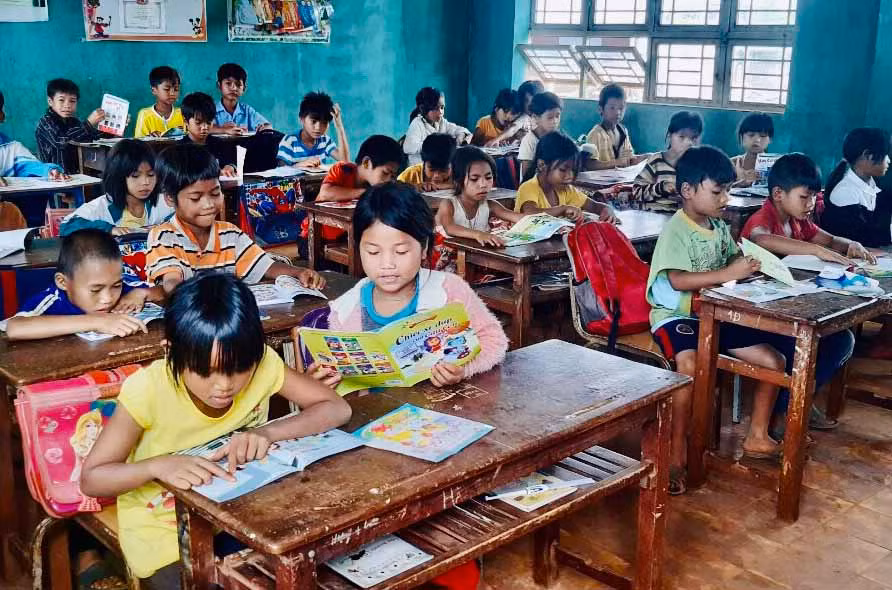 Thư viện huyện Chư Sê đưa sách về phục vụ học sinh dân tộc thiểu số tại các điểm trường của Trường Tiểu học Tôn Đức Thắng (xã Ia Blang). Ảnh: Trần Dung