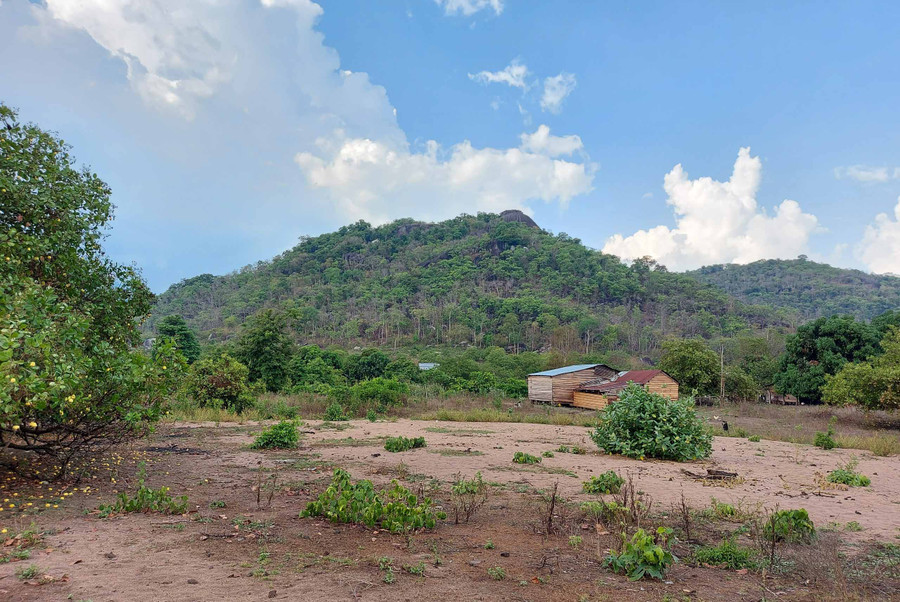 2. Núi Voi-nhìn từ xa