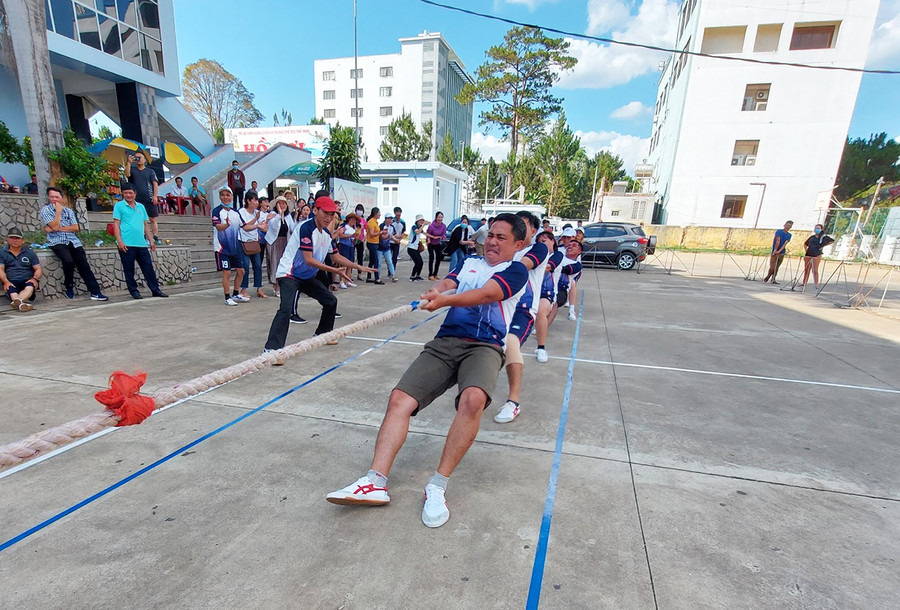 Trận chung kết môn kéo co giữa đội Bảo tàng tỉnh gặp đội TP. Pleiku. Ảnh: Thiên Di Trận chung kết môn kéo co giữa Bảo tàng tỉnh gặp TP. Pleiku. Ảnh: Thiên Di