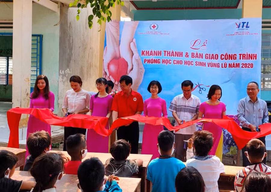 Cắt băng khánh thành phòng học tại điểm trường làng Vẻh. Ảnh: Hồng Ngọc