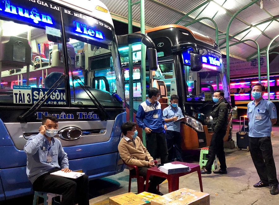 Nhân viên nhà xe Thuận Tiến Gia Lai thực hiện nghiêm quy định phòng-chống dịch Covid-19 trong quá trình tiếp đón hành khách. Ảnh: Lê Hòa  Nhân viên nhà xe Thuận Tiến Gia Lai thực hiện nghiêm quy định phòng-chống dịch Covid-19 trong quá trình tiếp đón hành khách. Ảnh: Lê Hòa