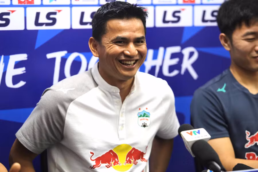 Huấn luyện viên Kiatisak mang đến sự khác biệt cho HAGL. Ảnh: Lê Văn Ngọc