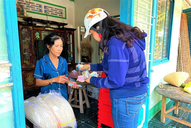 Lò bánh tráng của đôi vợ chồng đất cù lao luôn tấp nập khách mua mỗi ngày ẢNH: MINH CHƠN