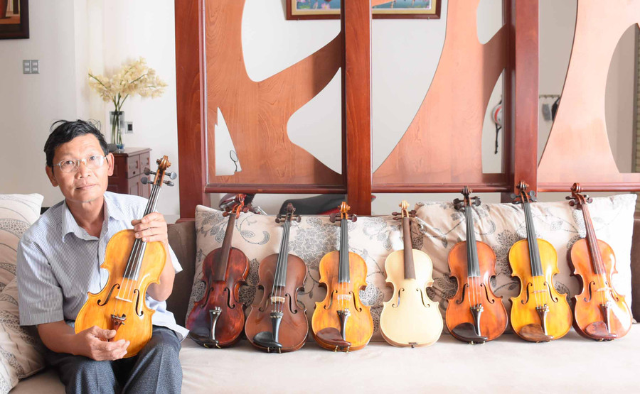 Ông Vũ Văn Tam Lang và một phần bộ sưu tập những chiếc đàn ông làm ra suốt gần 3 năm nay. Ảnh: Phương Duyên