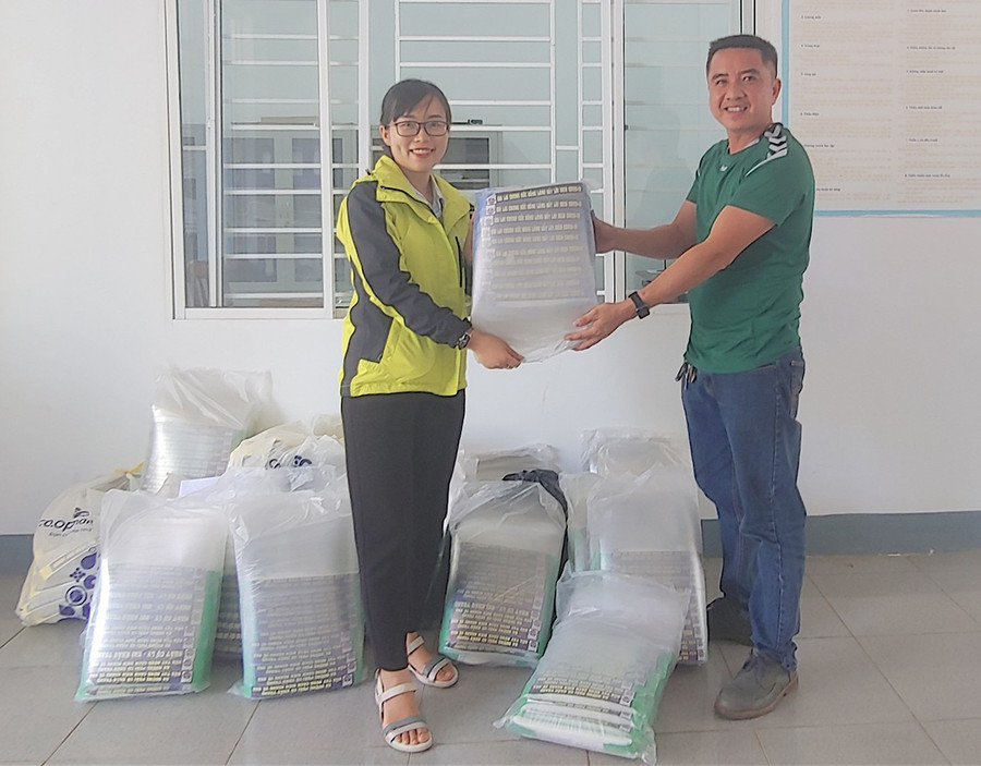 Anh Lê Thống Nhất bàn giao 1.000 chiếc mũ ngăn giọt bắn cho Tỉnh Đoàn để phòng-chống dịch Covid-19. Ảnh: Mộc Trà Anh Lê Thống Nhất bàn giao 1.000 chiếc mũ ngăn giọt bắn cho Tỉnh Đoàn để phòng-chống dịch Covid-19. Ảnh: Mộc Trà