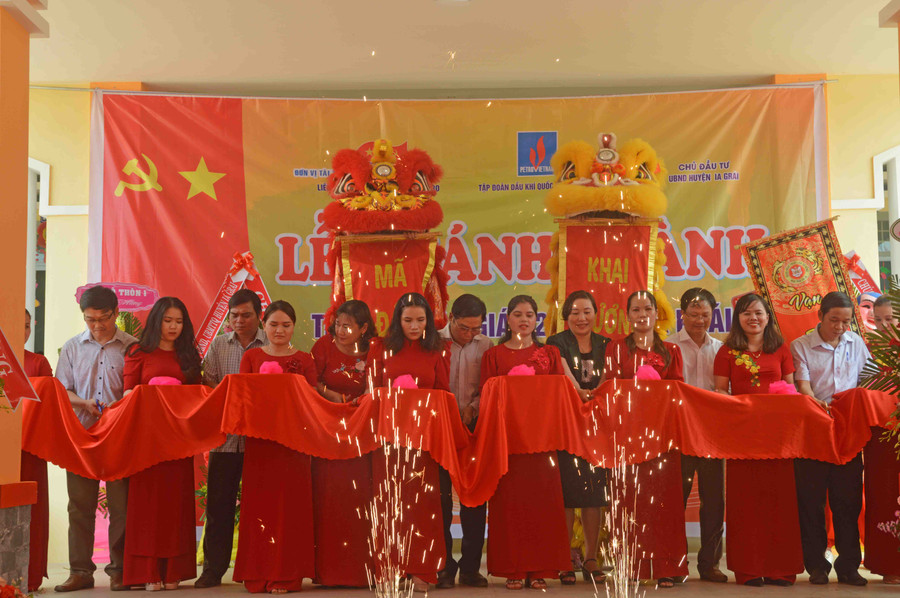 Cắt băng khánh thành công trình. Ảnh: Minh Thoan