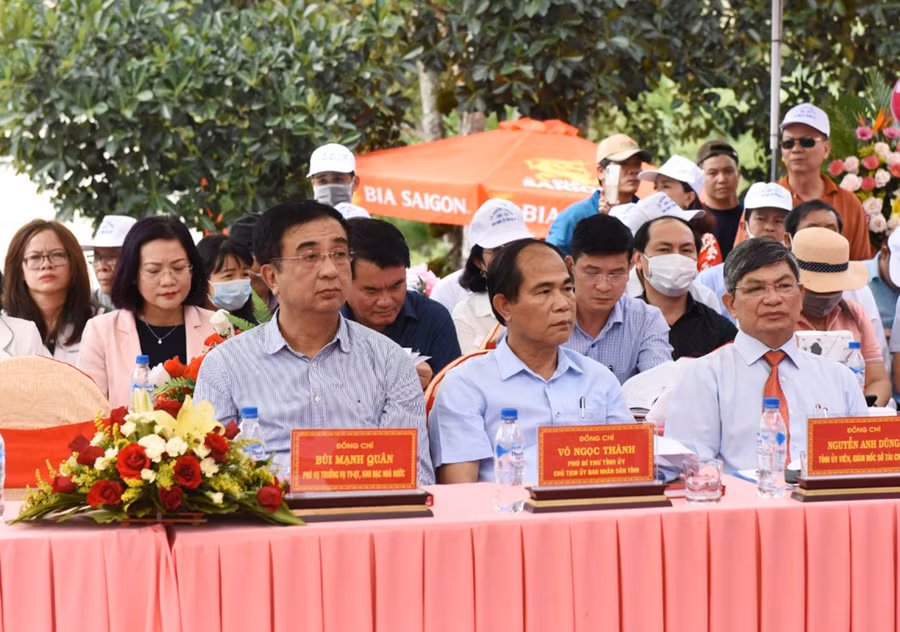 Lãnh đạo tỉnh Gia Lai, lãnh đạo Bộ Tài chính dự lễ khánh thành. Ảnh: Đức Thụy