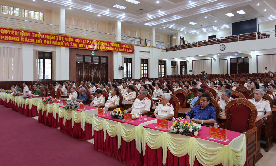 Các đại biểu tham gia buổi gặp mặt