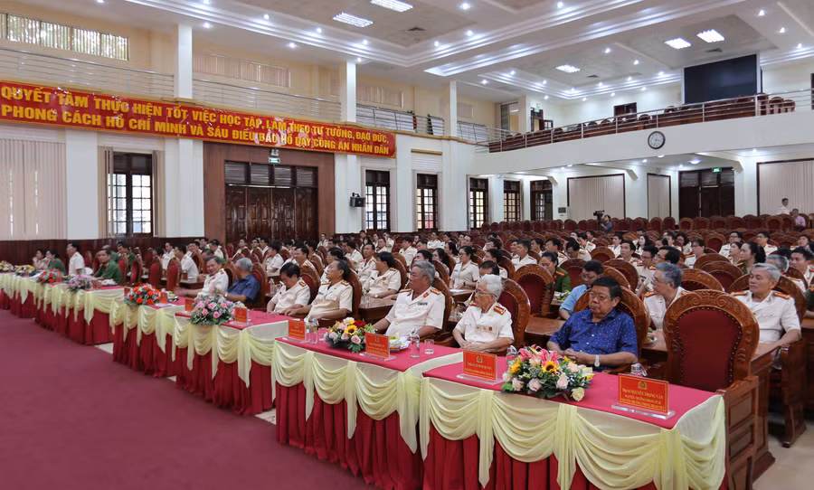 Các đại biểu tham gia buổi gặp mặt