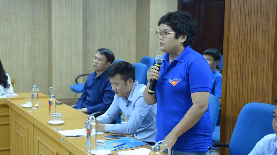 Đại diện một dự án chia sẻ thông tin tại buổi phát động cuộc thi. ẢNH DƯƠNG TRIỀU