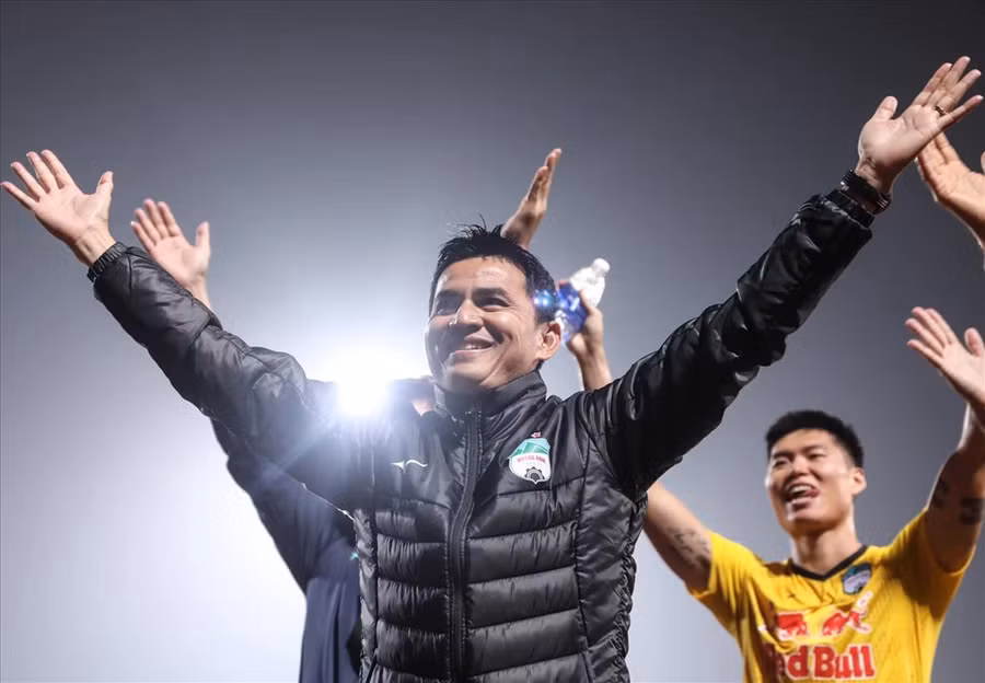 Kiatisak mang lại may mắn cho Hoàng Anh Gia Lai. Ảnh: Như Đạt