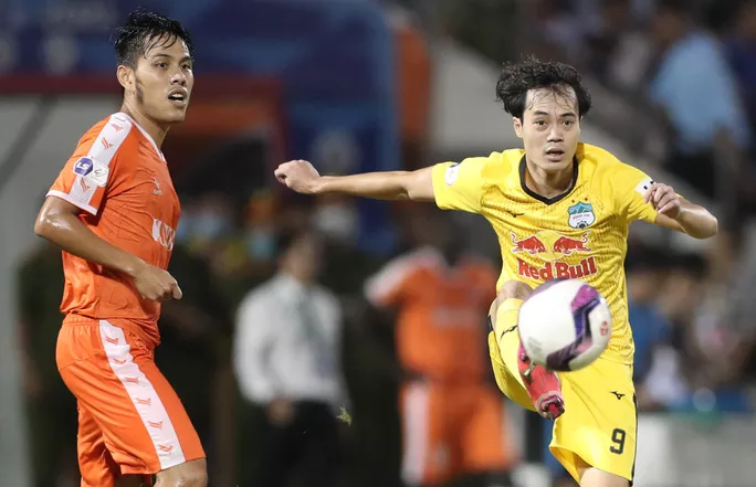 Anh Tuấn (trái) khá mờ nhạt khi chạm trán các cầu thủ Hoàng Anh Gia Lai - Ảnh: Đức Anh