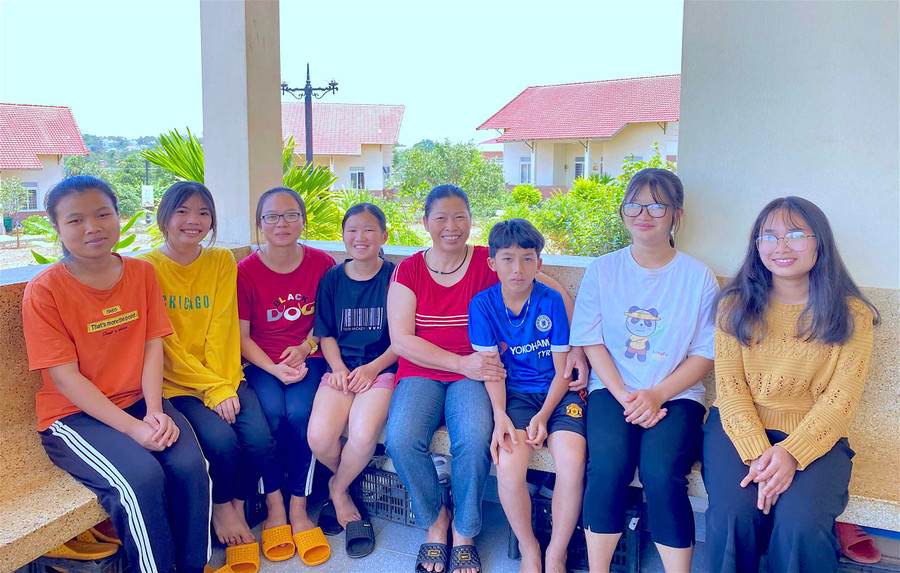 3- Bà Trần Thị Lương hạnh phúc bên những đứa con của mình tại gia đình số 8-Hoa Phong Lan. Ảnh: Hồng Thi.