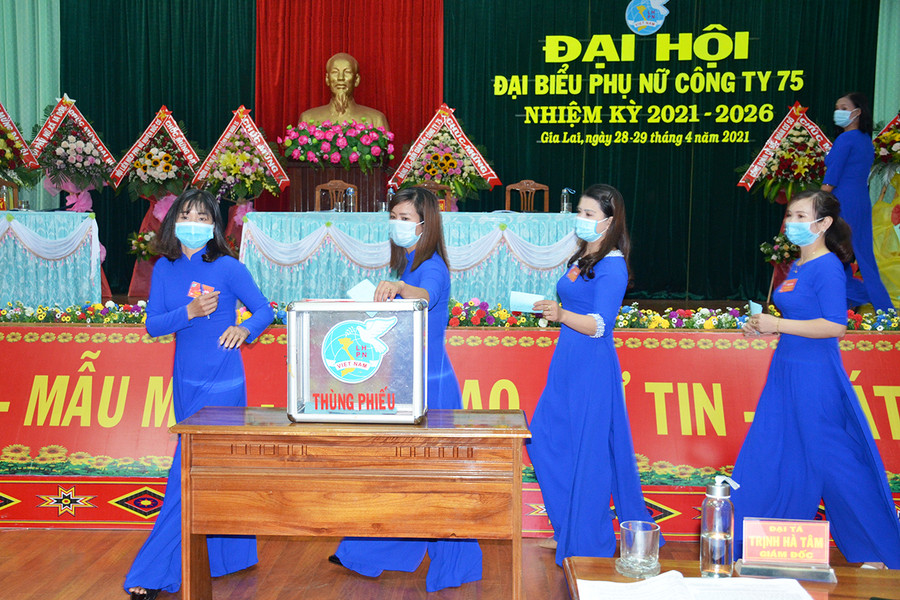 Bỏ phiếu Bầu Ban Chấp hành Hội nhiệm kỳ 2021-2026. Ảnh: Vĩnh Hoàng Bỏ phiếu Bầu Ban Chấp hành Hội nhiệm kỳ 2021-2026. Ảnh: Vĩnh Hoàng