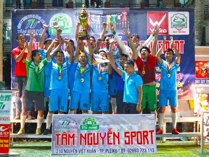 Các cầu thủ Yên Đổ Gia Lai đã xuất sắc giành ngôi vô địch của giải