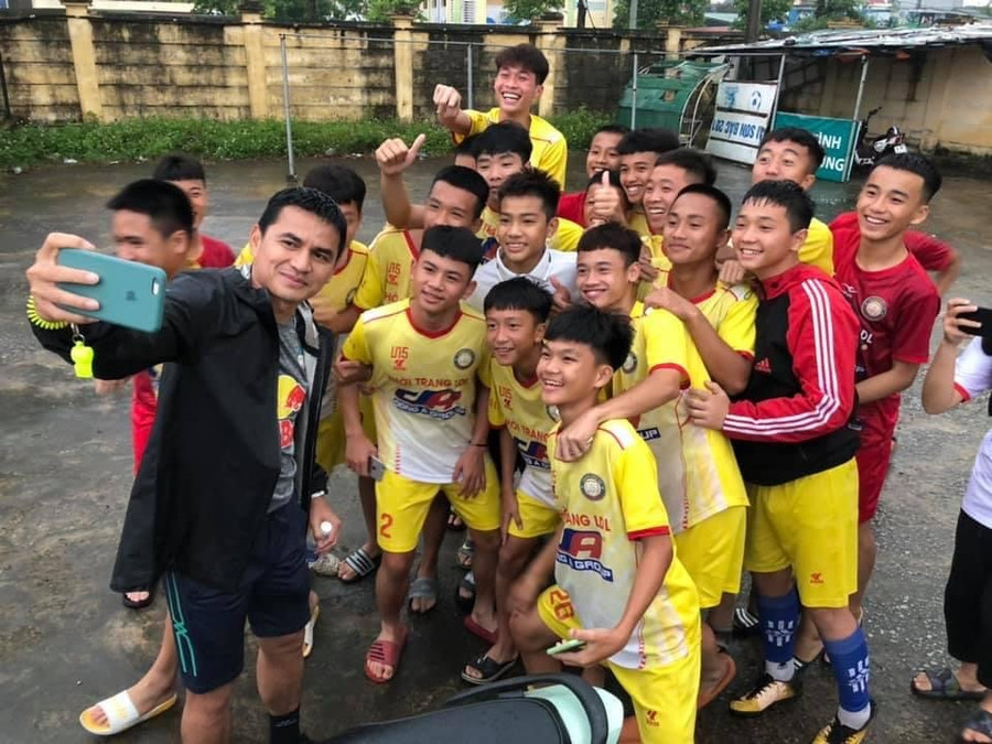Huấn luyện viên Kiatisak chụp ảnh kỷ niệm cùng các cầu thủ trẻ Thanh Hoá. Ảnh: V.T Huấn luyện viên Kiatisak chụp ảnh kỷ niệm cùng các cầu thủ trẻ Thanh Hoá. Ảnh: V.T