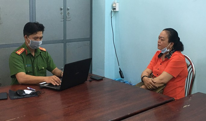 Bà Tuyết tại cơ quan công an Bà Tuyết tại cơ quan công an