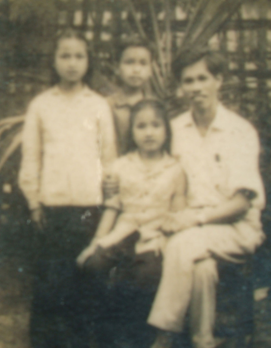 Anh Trần Văn Khỏe (đứng), người duy nhất sống sót trên chuyến xe định mệnh đêm 28.7.1967. ẢNH: LÊ VIỆT THƯỜNG