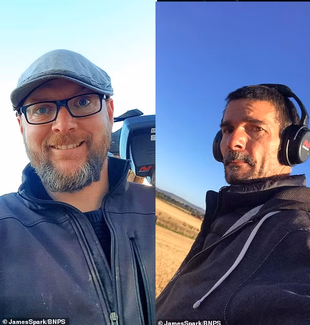 Chân dung 2 người dò kim loại may mắn - Ảnh: James Spark/BNPS Chân dung 2 người dò kim loại may mắn - Ảnh: James Spark/BNPS