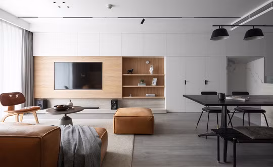 Căn hộ rộng 125 m2 ở Hà Đông được thiết kế cho gia đình bốn người. Gia chủ thường xuyên làm việc ở nhà nên căn hộ được thiết kế trên tiêu chí đơn giản, gọn gàng ngăn nắp, tiện dụng.