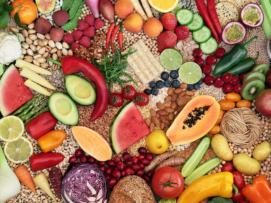 Nên ăn nhiều loại rau củ và trái cây SHUTTERSTOCK