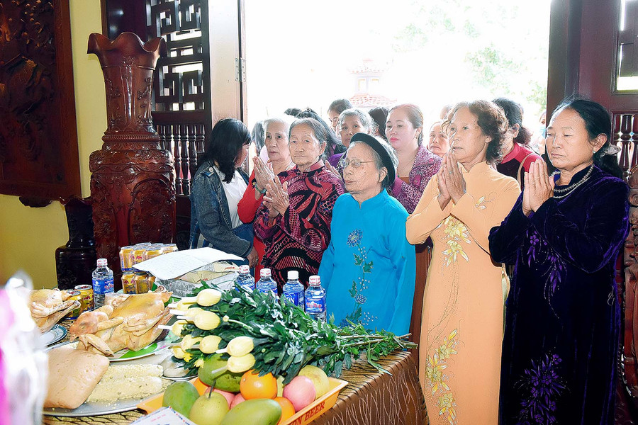 Đông đảo người dân Gia Lai đã cùng nhau dâng lên Đức Quốc Tổ những nén hương tỏ lòng thành kính.