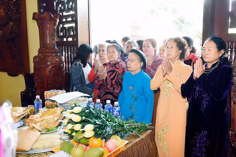 Đông đảo người dân Gia Lai đã cùng nhau dâng lên Đức Quốc Tổ những nén hương tỏ lòng thành kính.