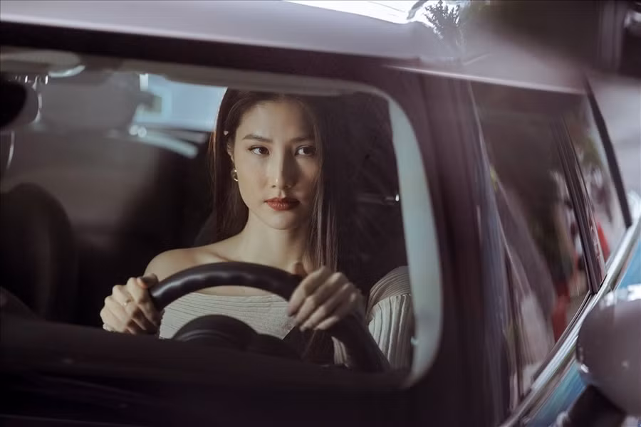 Trong khi đó, Diễm My lại mang đến hình ảnh một quý cô sang chảnh, sành điệu. Ảnh: NSCC.