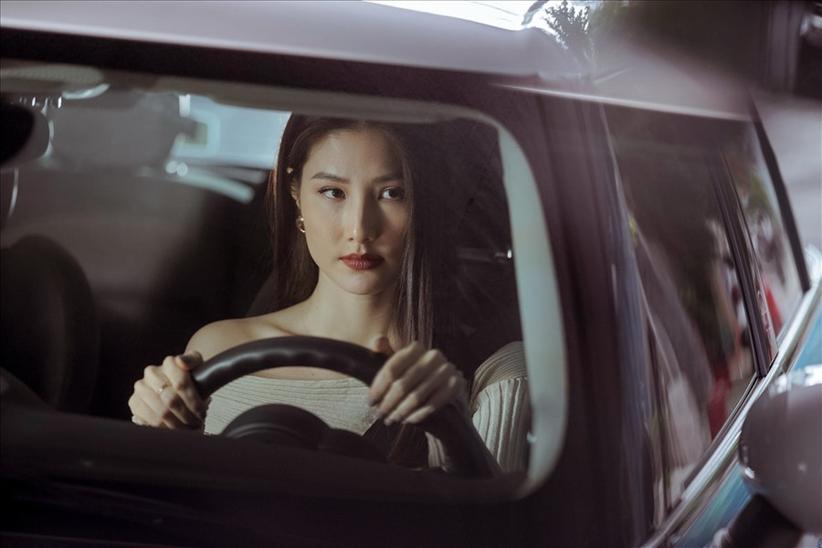 Trong khi đó, Diễm My lại mang đến hình ảnh một quý cô sang chảnh, sành điệu. Ảnh: NSCC.