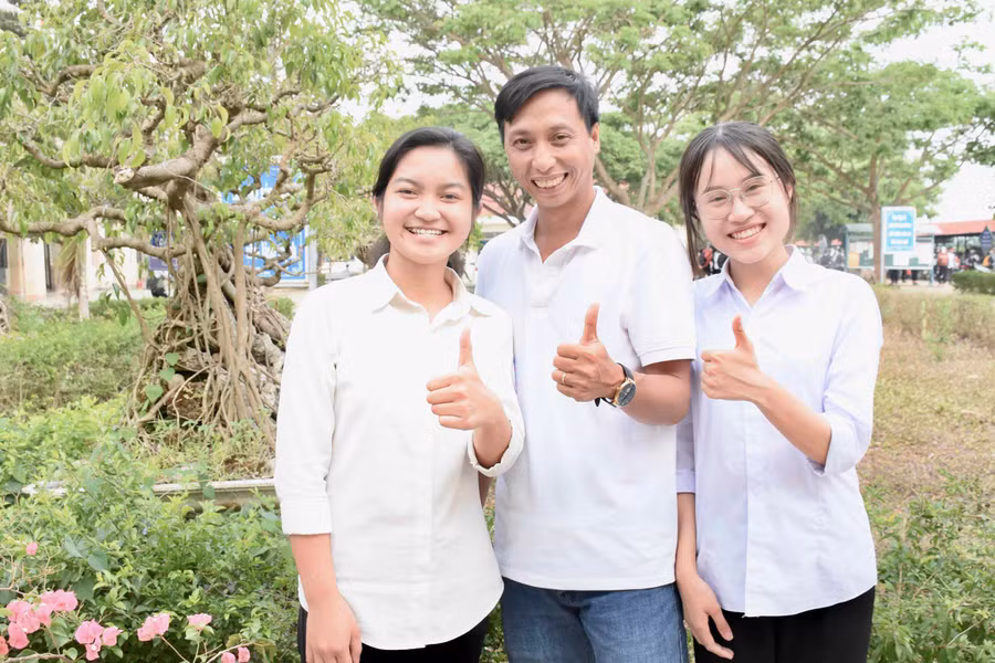 Thầy Hoàng Hồng Quân và các học trò. Ảnh: Phương Duyên