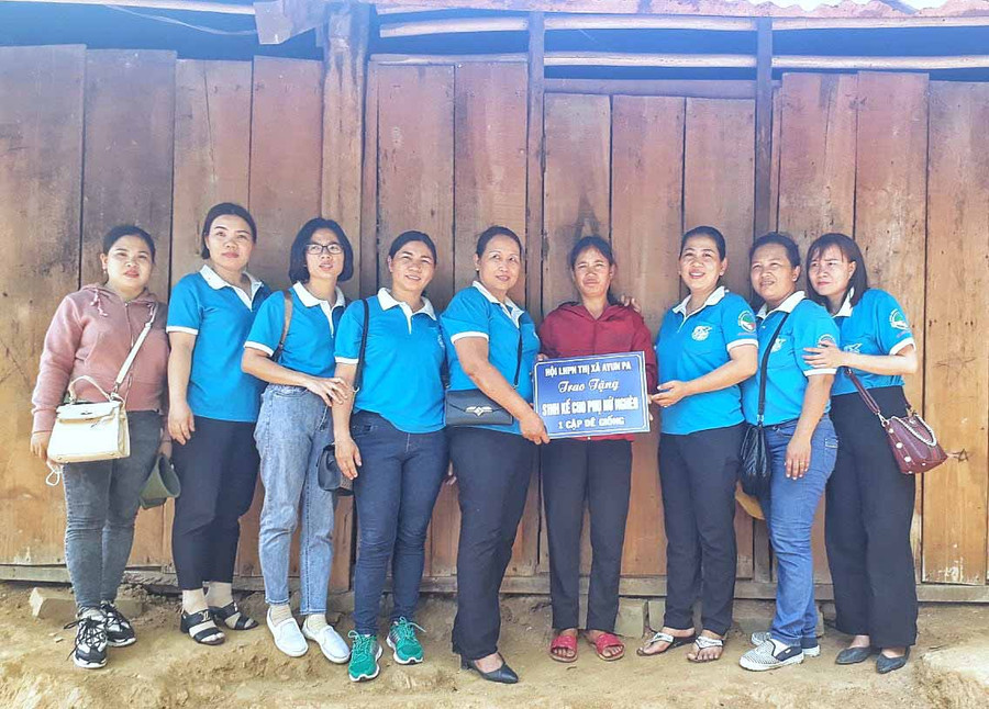 Hội LHPN thị xã Ayun Pa trao phương tiện sinh kế tri ân người dân vùng căn cứ cách mạng