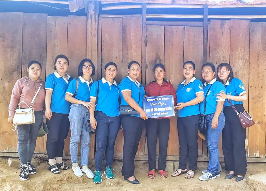 Hội LHPN thị xã Ayun Pa trao phương tiện sinh kế tri ân người dân vùng căn cứ cách mạng
